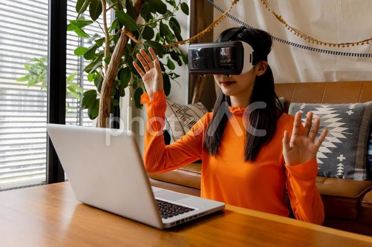 VRゴーグル　バーチャル空間　仮想現実 女性,ライフスタイル,日本人の写真素材