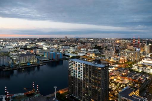 夕暮れ時の港湾施設と千葉みなと駅付近 千葉みなと,港湾施設,夕暮れの写真素材