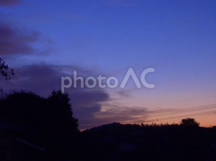 夕暮れ ゆうぐれ,夕日,紫の写真素材