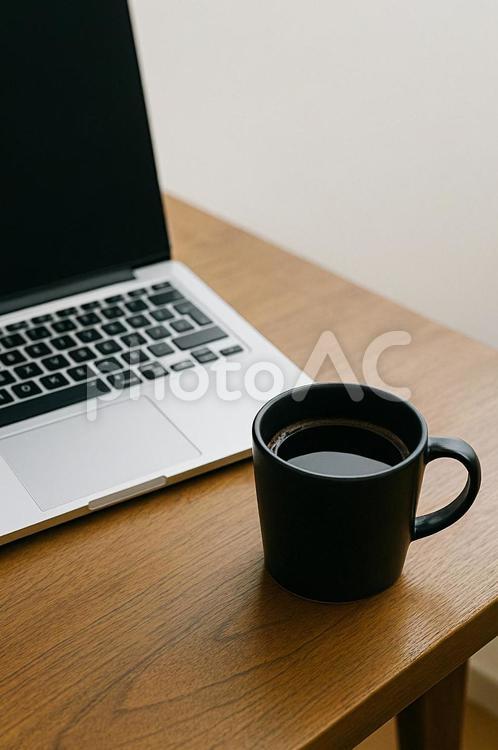 パソコンとコーヒーのあるデスクイメージ コーヒー,パソコン,ノートパソコンの写真素材