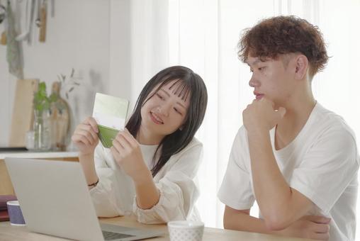 将来のお金の相談をする若い夫婦 家計管理,貯金,貯蓄の写真素材