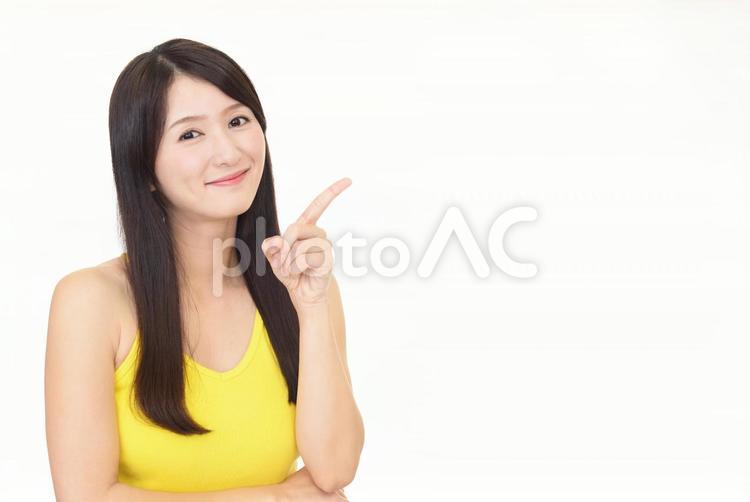指示する笑顔の女性 女,女性,笑顔の写真素材