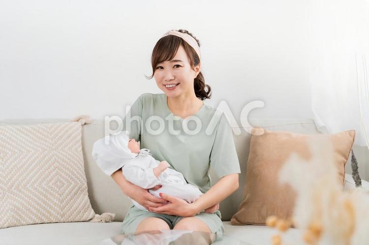 出産して赤ちゃんを抱っこする産休中の女性 出産,産休,赤ちゃんの写真素材