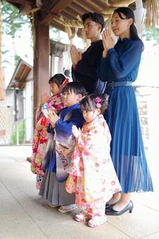 晴れ着姿で参拝する家族 晴れ着姿で参拝する家族 七五三,お参り,七五三参りの写真素材
