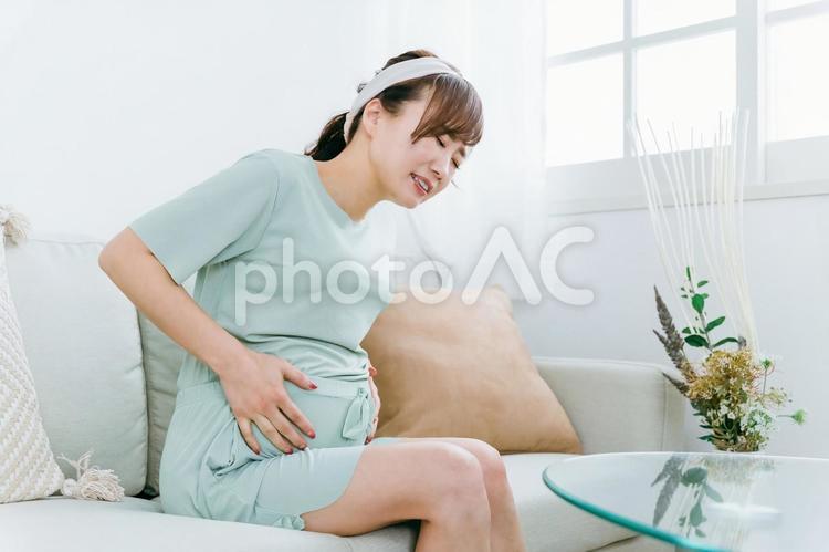 妊娠中に体調不良になる女性（陣痛） 陣痛,破水,死産の写真素材