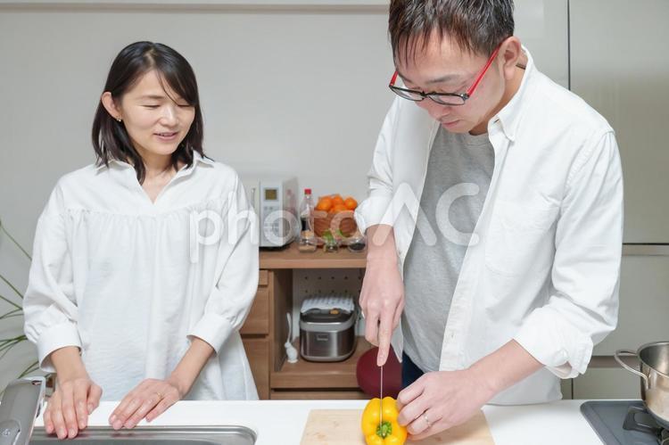 一緒に料理をするカップル 男女,2人,料理の写真素材