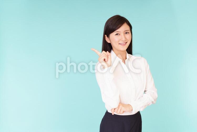 指示する笑顔の女性 日本人,女性,人物の写真素材