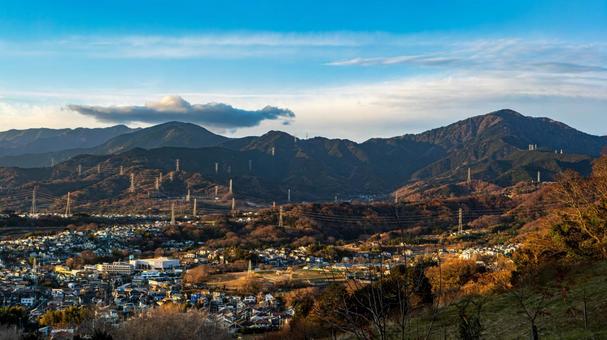 弘法山から秦野市街と送電線 弘法山から秦野市街と送電線の写真