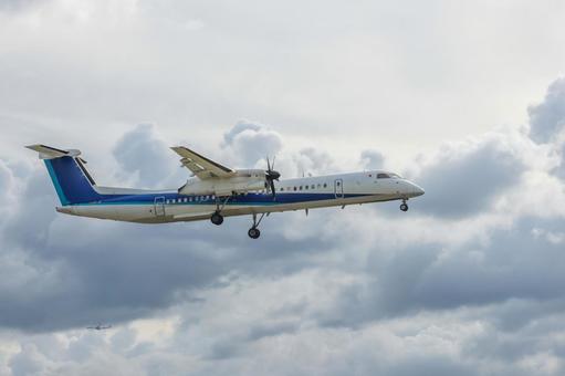 福岡空港に着陸する旅客ジェット機 福岡空港に着陸する旅客ジェット機の写真