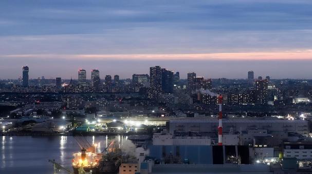 京葉工業地帯の港湾施設と高層ビル街の夜景 夜景,工場夜景,工場の写真素材