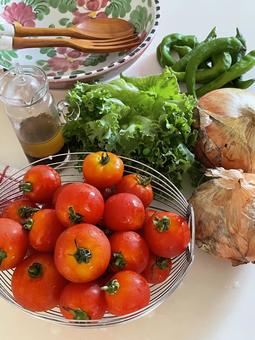 キッチンで作る新鮮野菜のサラダ キッチンで作る新鮮野菜のサラダの写真