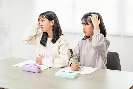 考える女の子 考える女の子 勉強,学習,生徒の写真素材