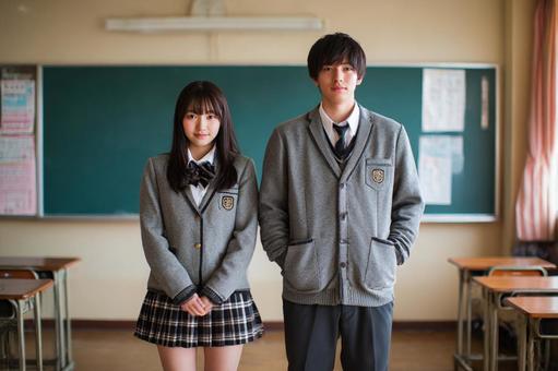 教室に立つ高校生男女のイメージ 教室に立つ高校生男女のイメージの写真