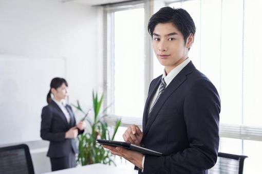 Japanese businessman greets with a smile in the office, femme d'affaires, un homme, un homme d'affaires, JPG