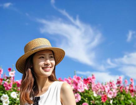 タチアオイの花と彼女の写真
