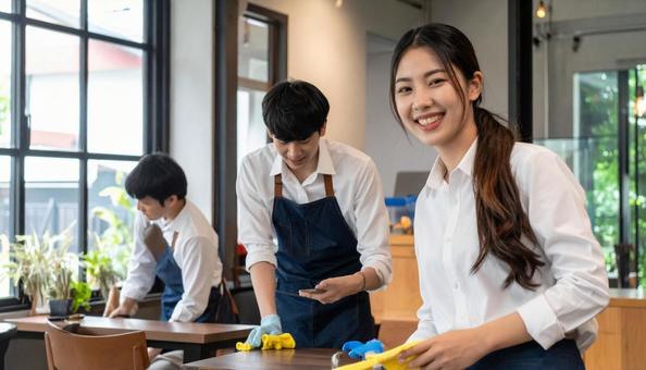 カフェで後片付けをする従業員の写真