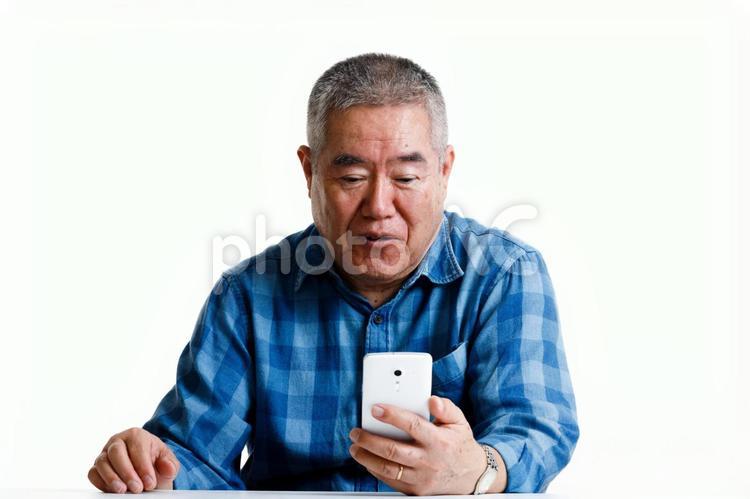 高齢者男性とスマートフォン おじいさん,スマホ,高齢者の写真素材
