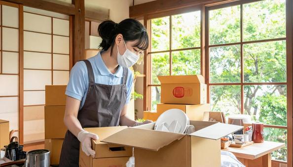 引っ越し作業 部屋の片付けをする作業員 引っ越し作業 部屋の片付けをする作業員の写真