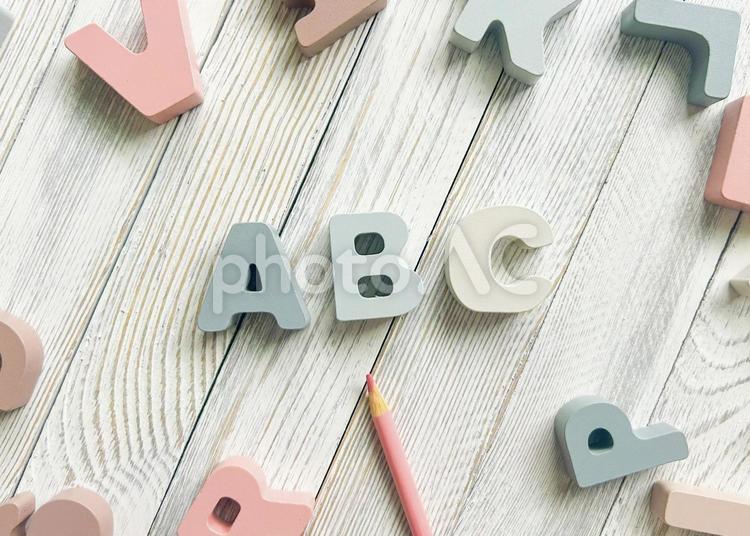 ABCを指すピンクの色鉛筆 abc,英語,アルファベットの写真素材