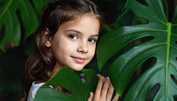 モンステラと女の子の写真