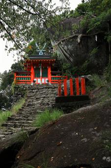 神倉神社の神殿と岩 神倉神社の神殿と岩の写真