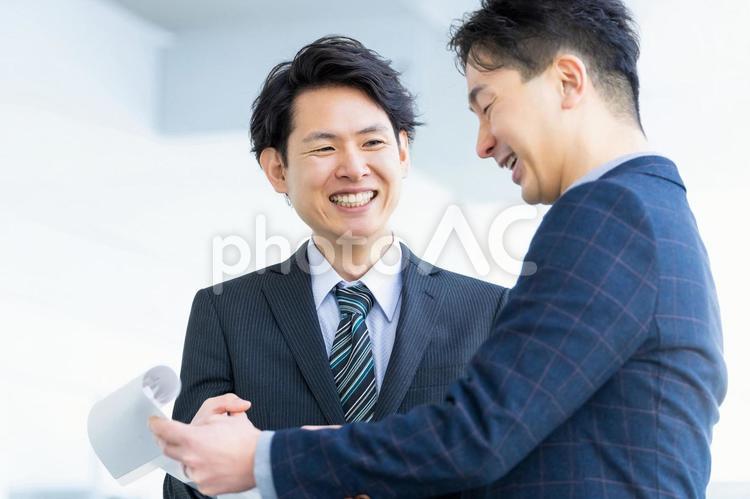 打ち合わせをする2人の男性ビジネスマン 男性,ビジネス,打ち合わせの写真素材
