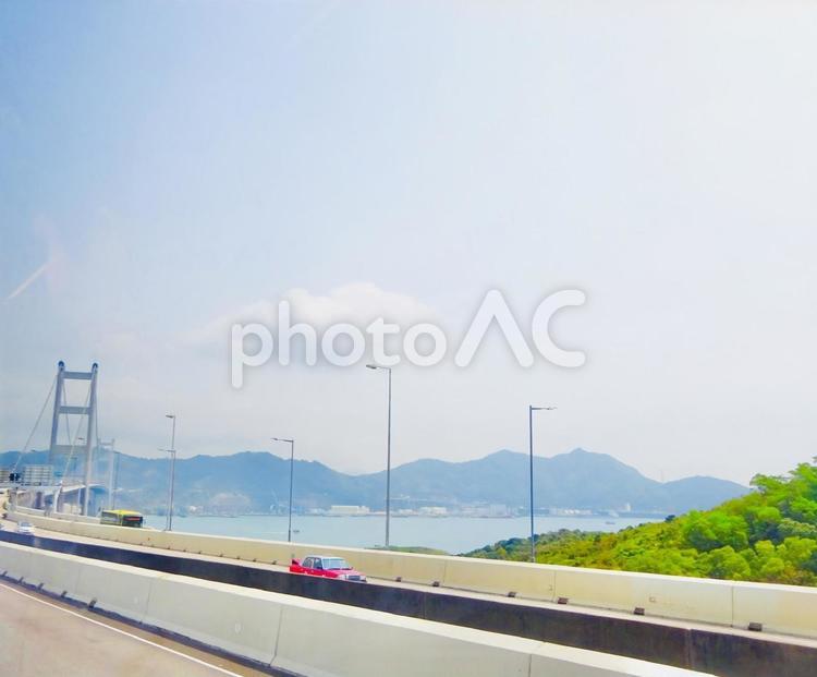 青馬大橋と海と山並みの車窓 青空,空,ブルースカイの写真素材