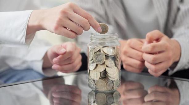 500円玉貯金をするアジア人のカップル 貯金,カップル,500円玉の写真素材