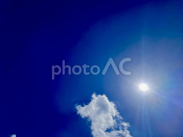 明るい青空　	爽やかなコピースペース 青空,空,雲の写真素材