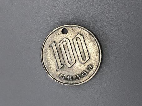 穴が開いた百円玉 裏面 穴が開いた百円玉 裏面 日本,硬貨,百円玉の写真素材