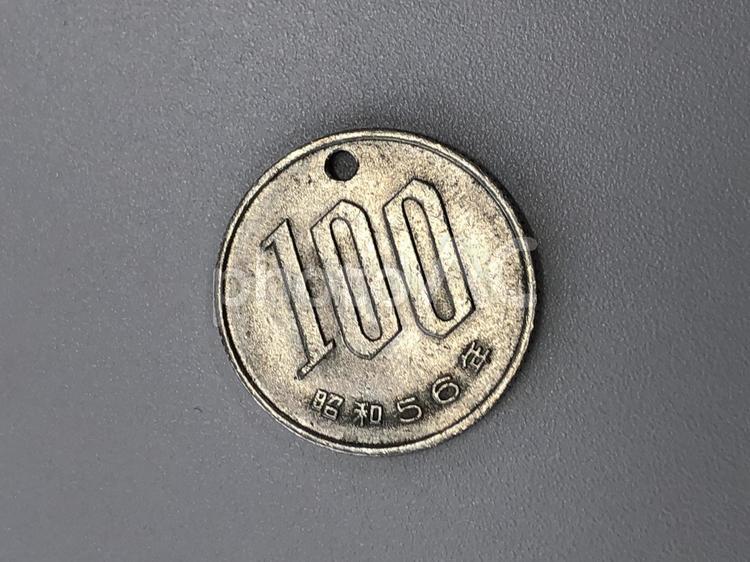 穴が開いた百円玉　裏面 日本,硬貨,百円玉の写真素材