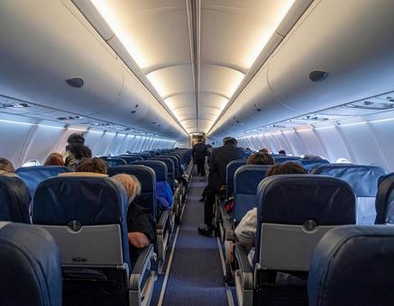 旅客機内の通路とシート 旅客機内の通路とシートの写真