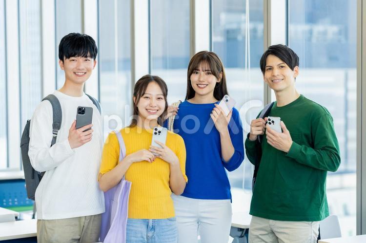 スマホを持つ大学生 スマホ,大学生,学生の写真素材