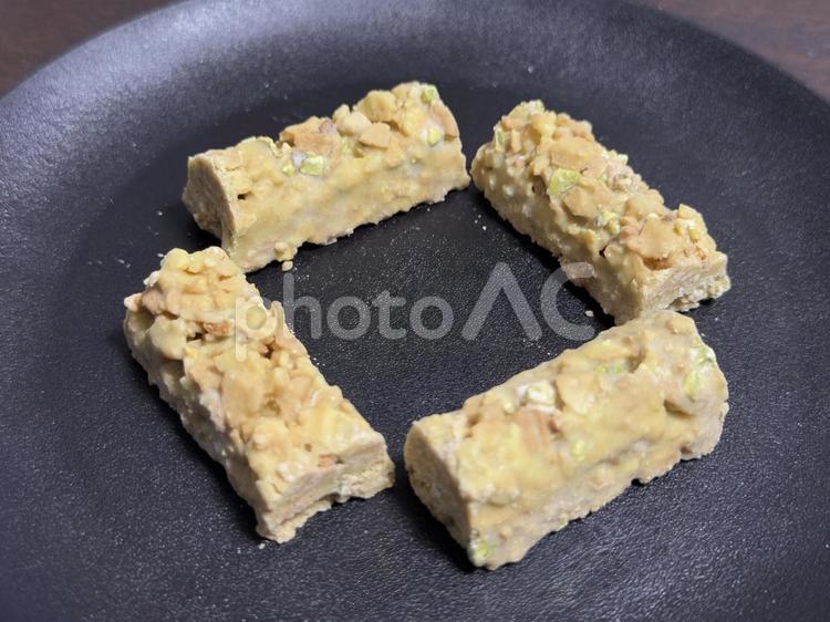 ピスタチオのチョコクランチ ピスタチオ,ホワイトチョコレート,菓子の写真素材