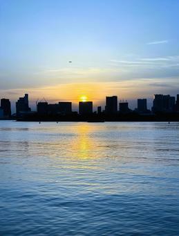 夕暮れのお台場から見た東京の景色 夕暮れのお台場から見た東京の景色の写真