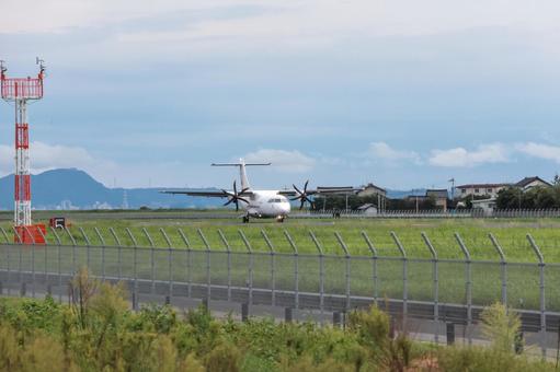 穏やかな曇りの日の出雲空港 穏やかな曇りの日の出雲空港 飛行機,航空機,旅客機の写真素材