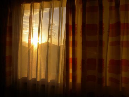 カーテンからの光 日差し,夕日,夕陽の写真素材