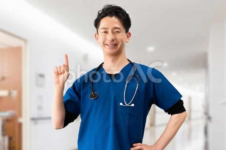 人差し指を立てて案内する男性医療スタッフ 男性,医療,医者の写真素材