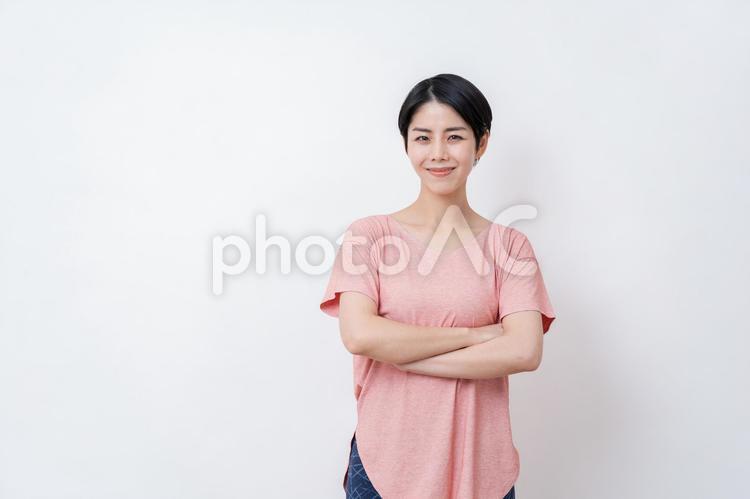 腕組みをするヨガのインストラクター。 ヨガ,フィットネス,インストラクターの写真素材