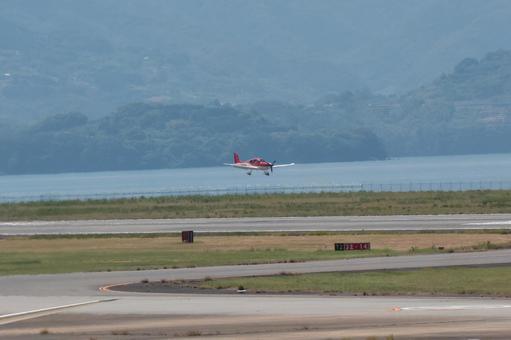 夏の昼に行われる長崎空港の航空運航 夏の昼に行われる長崎空港の航空運航 飛行機,航空機,旅客機の写真素材