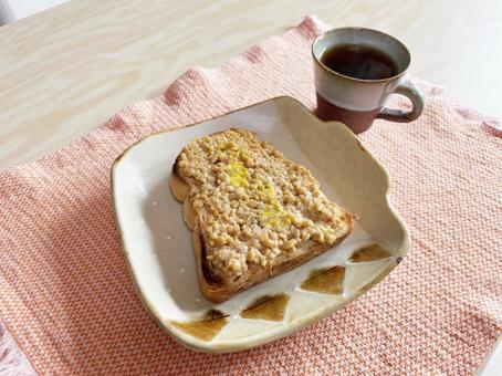 納豆トーストとブラックコーヒー 納豆トーストとブラックコーヒー 納豆,ひきわり,挽き割りの写真素材
