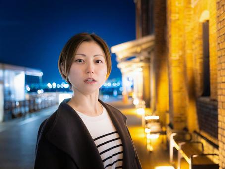 30:帰宅する女性 30:帰宅する女性の写真