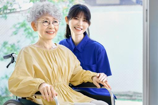 介護士と車椅子の女性 高齢者 在宅 介護士と車椅子の女性 高齢者 在宅 訪問介護,高齢,介護の写真素材