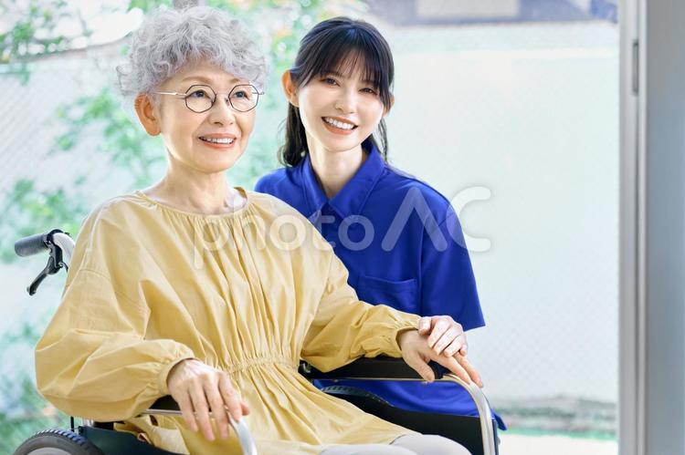 介護士と車椅子の女性　高齢者　在宅　 訪問介護,高齢,介護の写真素材
