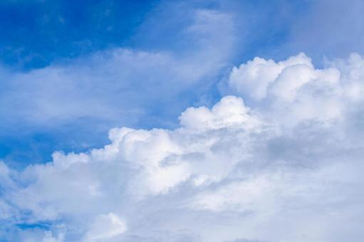 夏の青空と白い雲 夏の青空と白い雲の写真