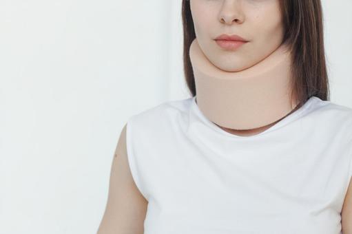 むち打ちした女性の首元 ケガ,通院,治療の写真素材