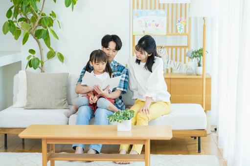 リビングで遊ぶ家族 リビングで遊ぶ家族 家族,笑顔,読み聞かせの写真素材