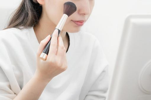 メイクする女性 チーク,メイクブラシ,チークブラシの写真素材