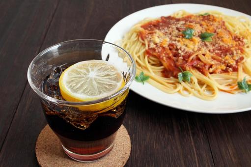 レモン入りコーラとパスタ レモン入りコーラとパスタ レモン,コーラ,パスタの写真素材