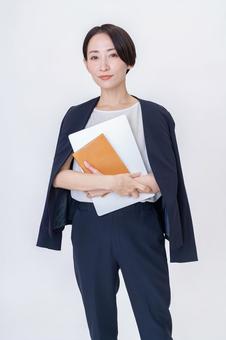パソコンと手帳を持つ女性 ビジネス,営業,会社員の写真素材